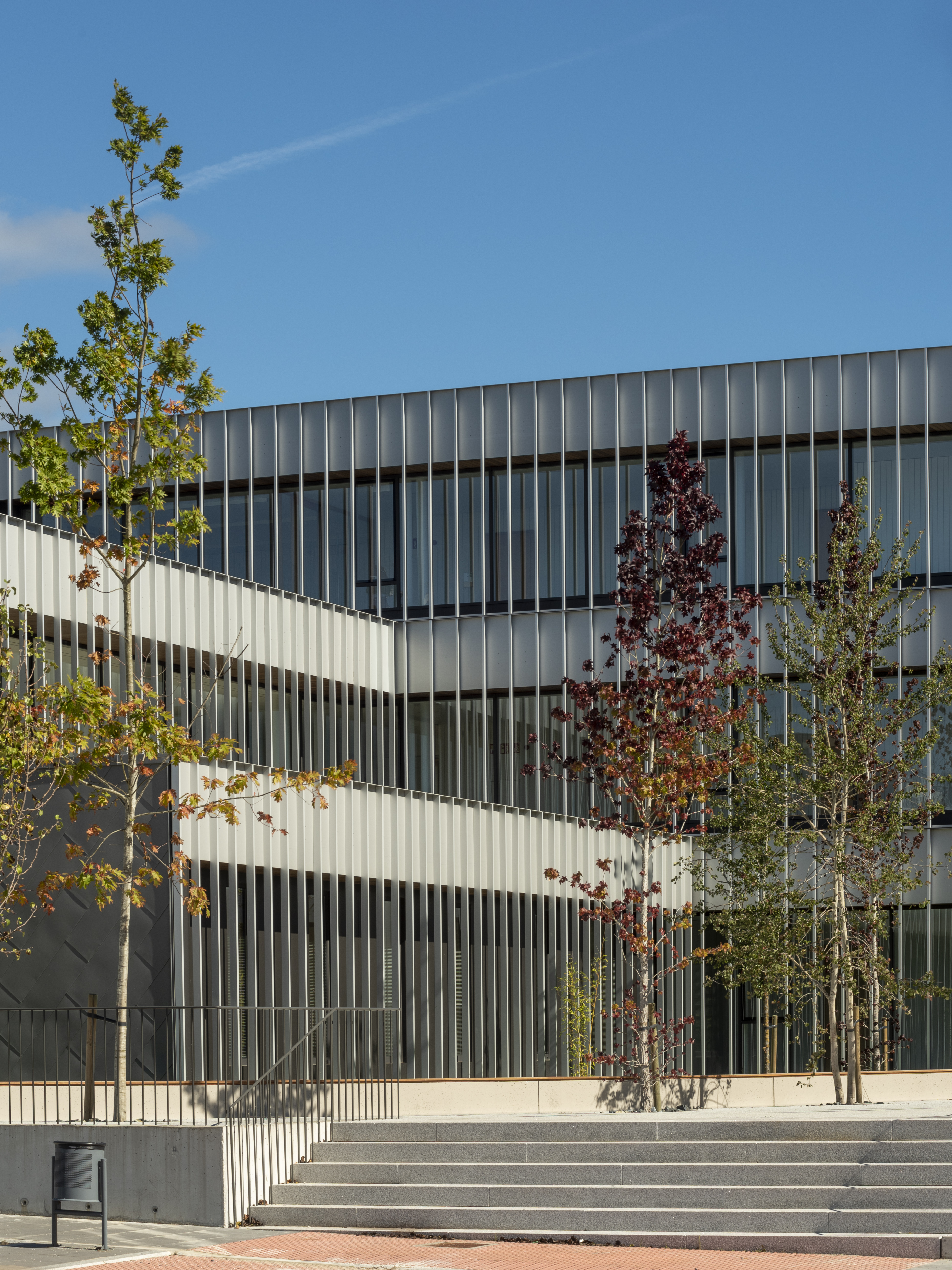 Fachada vertical del centro de salud
